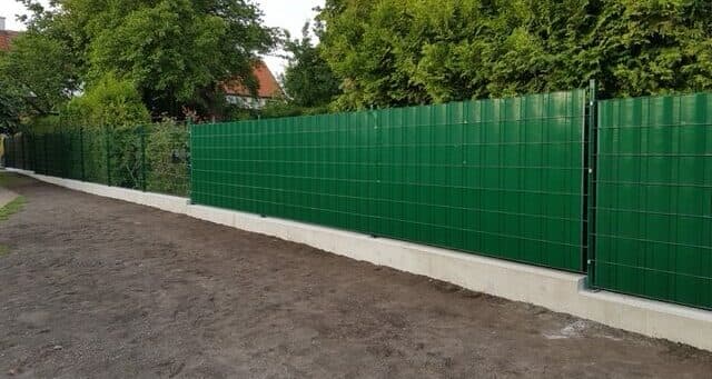 Zaunanlage mit Steinpfeilern – Projekt Variant Zäune